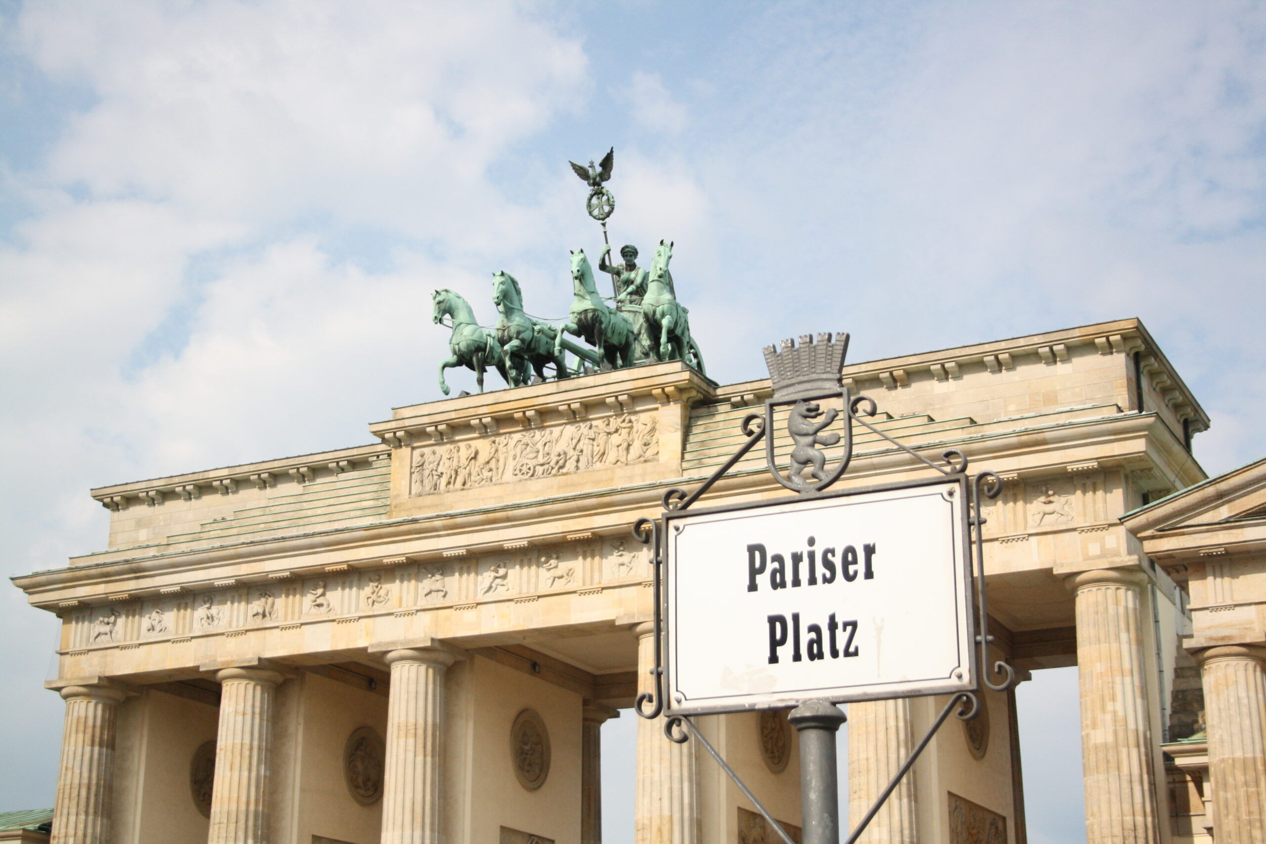 Pariser Platz mit Brandenburger Tor - Bild: politglott
